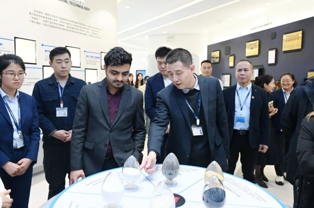 外國駐穗領(lǐng)團走進風華高科，感受創(chuàng)新發(fā)展活力