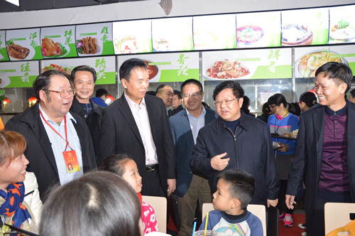 吳華欽帶隊(duì)慰問(wèn)風(fēng)華留守員工